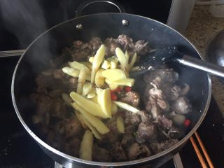 8、生炒鸡块,放入生姜和红椒，翻炒；