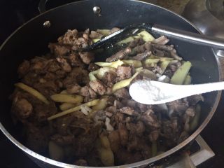 9、生炒鸡块,调入盐；