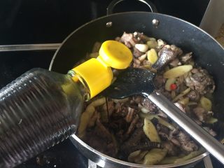 11、生炒鸡块,六月鲜老抽王，红烧酱油；