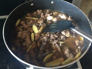 12、生炒鸡块,翻炒，搅拌均匀；