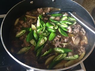 13、生炒鸡块,再放入青椒，加入少许水；