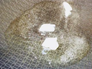 2、绿色美食蒜蓉菜苔,锅内放入猪油，小火融化，一股香味就出来了！