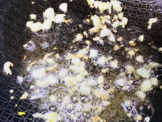 4、绿色美食蒜蓉菜苔,一定要用小火炒出香味哦！炒到蒜末微微发黄就好了！