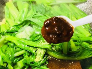 8、绿色美食蒜蓉菜苔,在加入一勺黄豆酱！口感会更好！