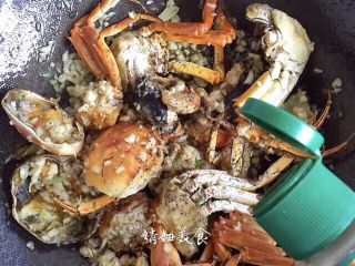 7、蒜泥螃蟹,黑胡椒少许（每次炒蒜泥螃蟹黑胡椒必备啊，个人超爱）