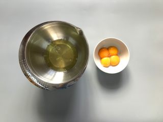 1、酸奶芝麻戚风,先分离蛋白和蛋黄，注意蛋白盆必须无油无水，分离过程不可混入蛋黄。