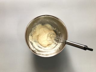 3、酸奶芝麻戚风,筛入低粉。手抽之字形打至面糊细腻无颗粒。