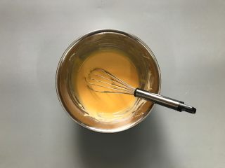 5、酸奶芝麻戚风,每次都拌匀后再加入下一次。