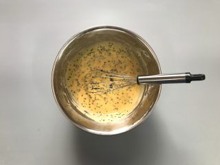 6、酸奶芝麻戚风,加入黑芝麻，翻拌均匀。