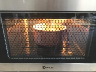 11、酸奶芝麻戚风,放入东菱烤立方电烤箱中，上管165度下管170度，烘烤35分钟左右。（时间和温度请根据自己烤箱实际情况来调节）