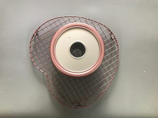 12、酸奶芝麻戚风,出炉震模后马上将蛋糕倒扣。