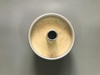 10、酸奶芝麻戚风,将混合好的面糊倒入学厨7寸中空模内，用细筷子画一圈消除大气泡，再轻震几下模。