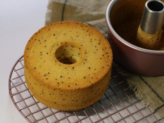 13、酸奶芝麻戚风,凉后手工脱模即可。