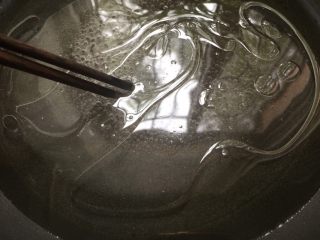 2、脆皮泡芙,盐，水，细砂糖，油倒入锅中。开中火加热并用筷子不断搅拌，使油和水尽量融合。