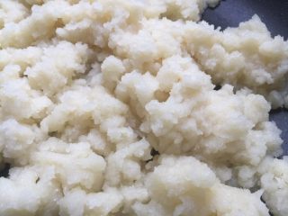 4、脆皮泡芙,面团不粘锅底的时候再关火，用筷子把面疙瘩搅散，使之散热。