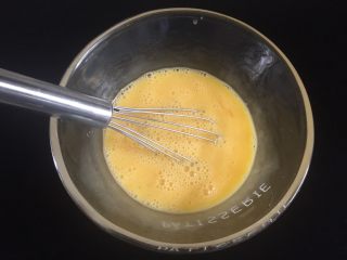 5、脆皮泡芙,这个时候把鸡蛋打散。