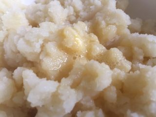 6、脆皮泡芙,待面疙瘩降至手温时，分次加入蛋液。先加入少量蛋液