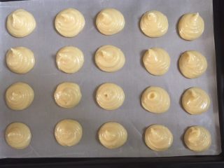 9、脆皮泡芙,预热烤箱210度。把面糊装进裱花袋中，挤在铺了油纸的烤盘上。每个之间留些空隙，以免面团膨胀后碰到一起。