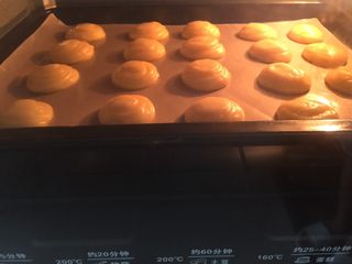 12、脆皮泡芙,放进烤箱中层，上下火210度烤15分钟。