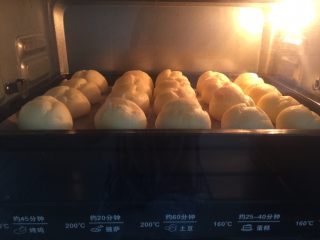 13、脆皮泡芙,等待泡芙膨胀变大后，将温度调到170_180度继续烘烤20分钟左右。看泡芙表面黄褐色即可出炉。