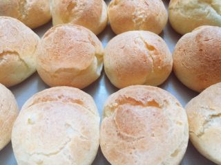 14、脆皮泡芙,出炉后自然晾凉。