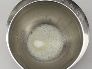 3、巧克力棒棒糖蛋糕,先打发蛋白，电动打蛋器先开在低速，先把蛋清打到鱼眼泡那样，再加入3分之一的细砂糖