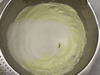 8、巧克力棒棒糖蛋糕,混合好的面糊筛入低筋面粉，用刮刀从2点钟往8点钟方向由下往上翻拌的方式