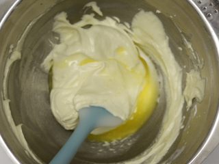 10、巧克力棒棒糖蛋糕,再倒入溶化的黄油，黄油顺着刮刀慢慢的倒入到面糊里