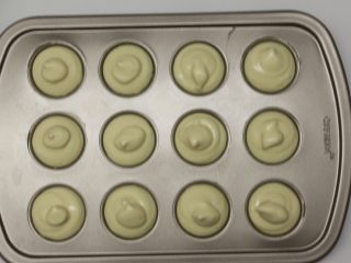 13、巧克力棒棒糖蛋糕,面糊挤到一边的模具里，挤到全满，最好是挤出高点