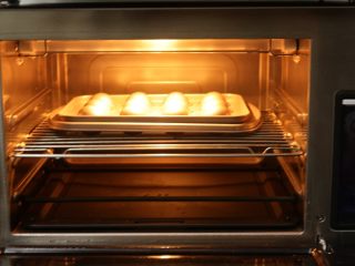 15、巧克力棒棒糖蛋糕,烤箱提前先预热好180度10分钟后，把蛋糕放入烤箱中层180度15分钟（