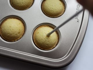 18、巧克力棒棒糖蛋糕,再插入蛋糕中间，不要插得太深，然后放在一边待干