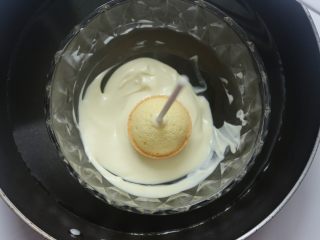 19、巧克力棒棒糖蛋糕,待干后，再把蛋糕放均匀地沾上巧克力液，然后放晾待干