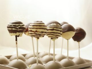 24、巧克力棒棒糖蛋糕,成品图