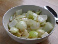 2、特色煎牛排,清炒一碗洋葱。注：蔬菜选择大多是洋葱、西红柿、胡萝卜、西兰花、芦笋、荷兰豆、蘑姑等