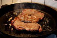 8、特色煎牛排,将经过第一次干煎的牛排放入，小火煎