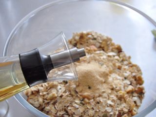 7、格兰诺拉麦片,一大勺玉米油。