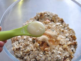 8、格兰诺拉麦片,一大勺蜂蜜。