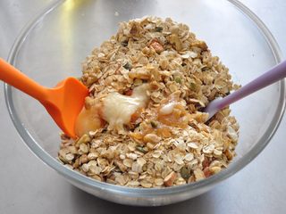10、格兰诺拉麦片,用刮刀翻拌均匀。