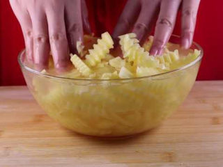 5、学会土豆的这种新做法，比肉还好吃下饭倍棒,将切好的土豆条放入碗中，用水洗净表面淀粉，将水倒掉后，接着换水浸泡土豆条备用。