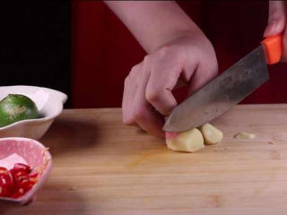 7、学会土豆的这种新做法，比肉还好吃下饭倍棒,大蒜剁成蒜末备用。