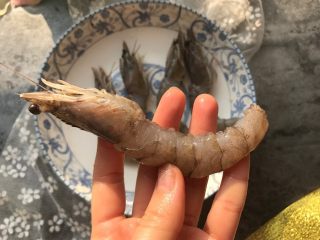 1、酥皮大虾,将大虾保留头部其他部分去壳去虾泥。