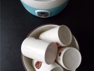 1、自制老酸奶,制作酸奶的容器洗净后,消毒后彻底晾干;