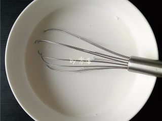 5、自制老酸奶,倒入剩余的牛奶,继续搅拌;