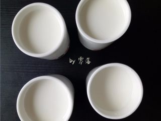 6、自制老酸奶,将牛奶分装到酸奶杯里;
