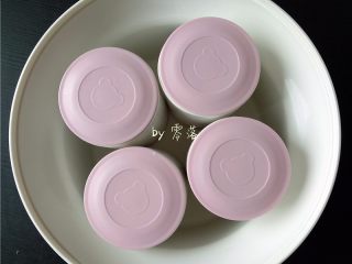 8、自制老酸奶,再将酸奶瓶放到酸奶机里;