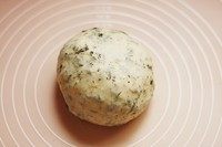 7、海苔贝果,揉好的面团拿出来。