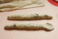 10、海苔贝果,收口压紧后用手稍微搓长，在一边擀开一小部分，作为收口的链接。