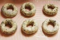 12、海苔贝果,贝果面胚，盖上湿布，放在温暖湿润的地方发酵30分钟