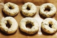 14、海苔贝果,控干水分，放入烤盘，烤箱预热200度，烤20分钟即可。