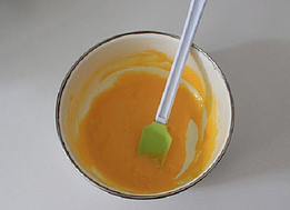 1、香浓巧克力杯子蛋糕 ,蛋黄和砂糖混合搅匀,加入融化的黄油拌匀。